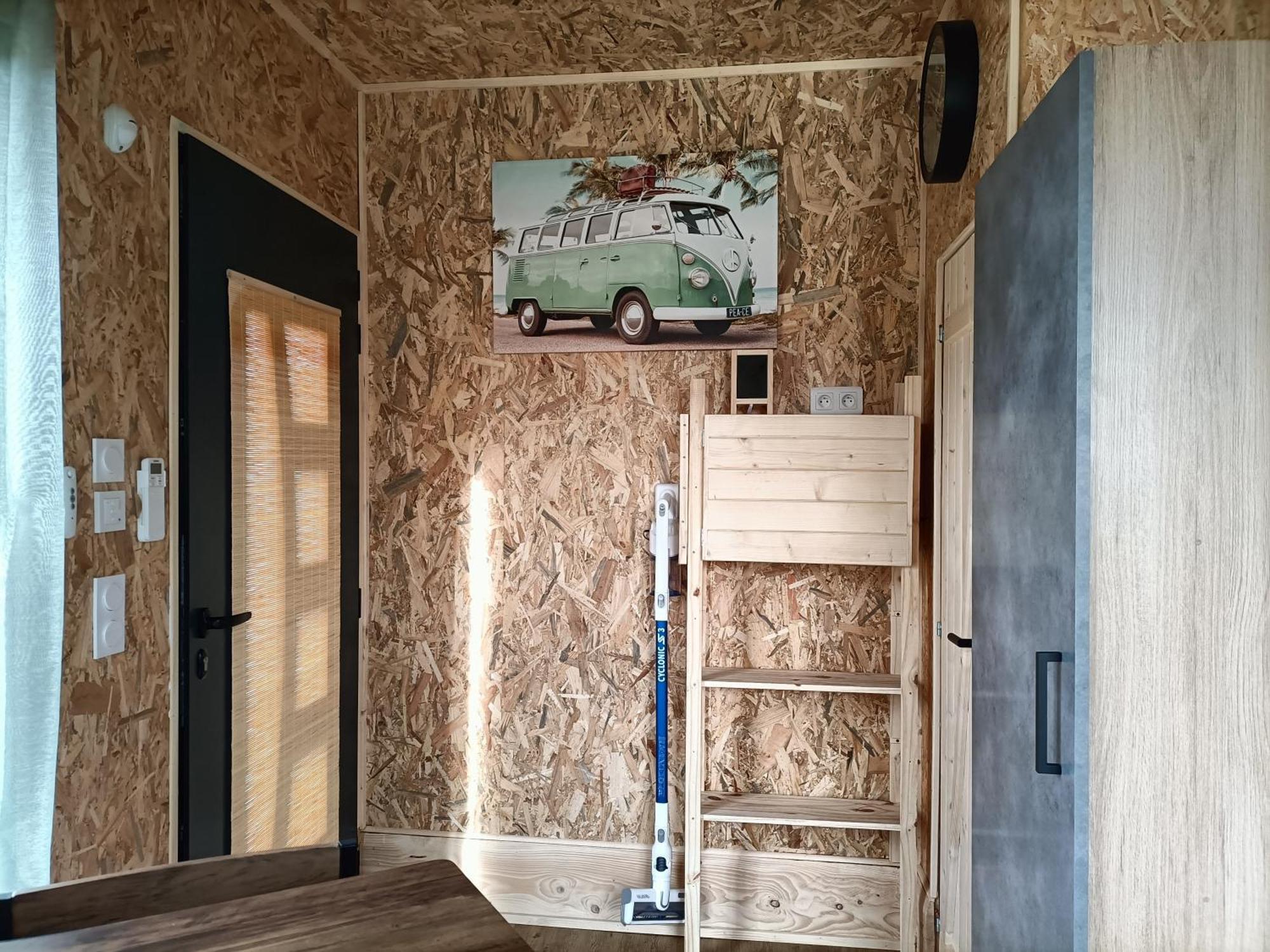 La Cabane Des Jours Heureux Saint-Laurent-de-Carnols Exterior foto